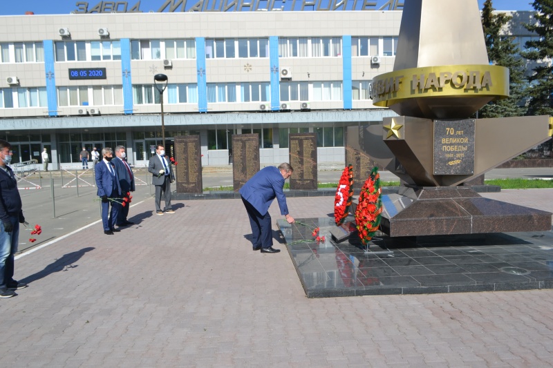 Заводчане возложили цветы по случаю 75-летия Великой Победы
