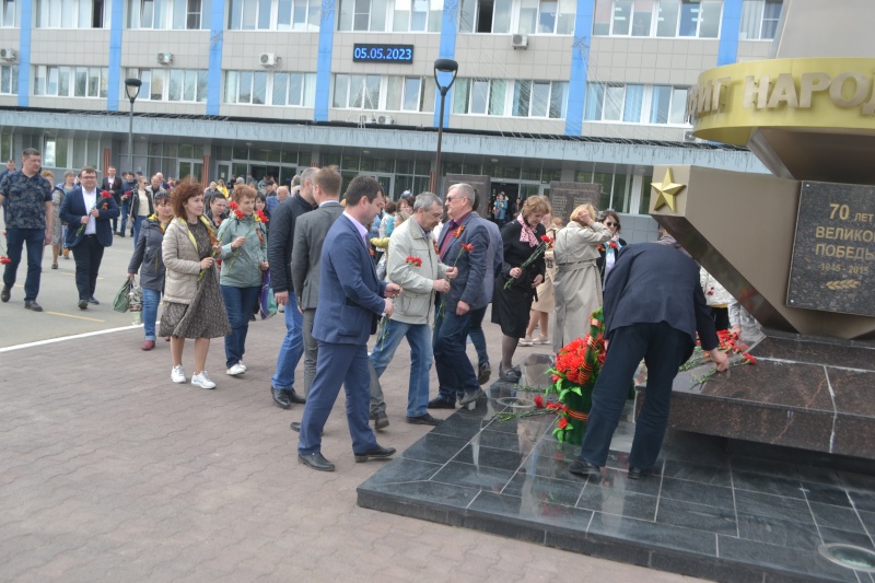 Заводчане возложили цветы по случаю 78-ой годовщины Великой Победы